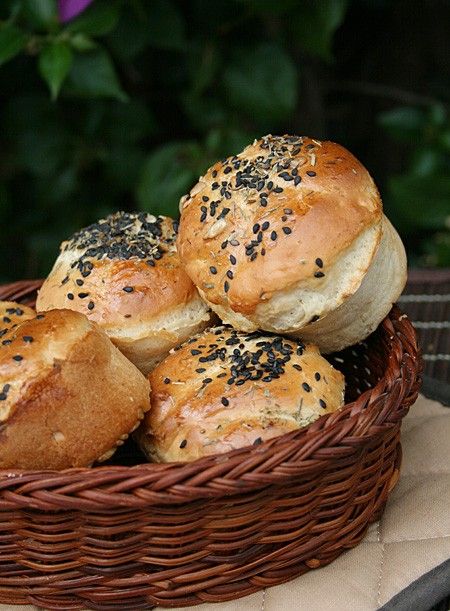 Сдобные сметанные булочки с семечками и сыром