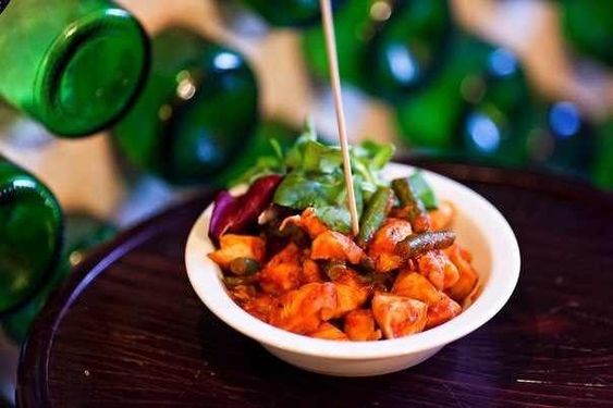 Куриное филе, обжаренное с базиликом, томатами и стручковой фасолью