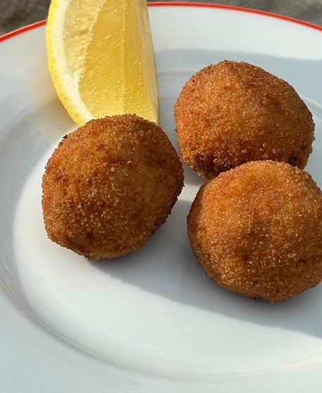 Фрикадельки из чоризо с оливками и сыром