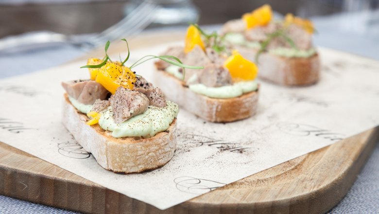 Брускетта с печенью трески