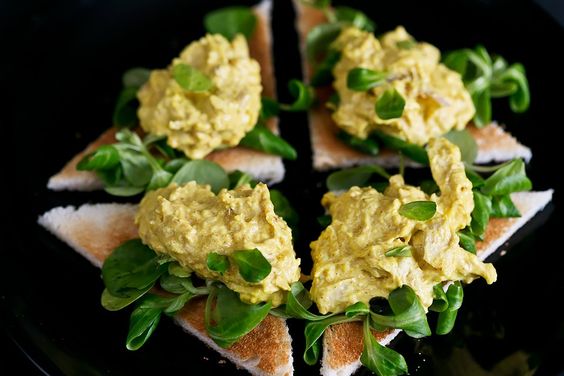 Салат из курицы в карри-соусе на тостах