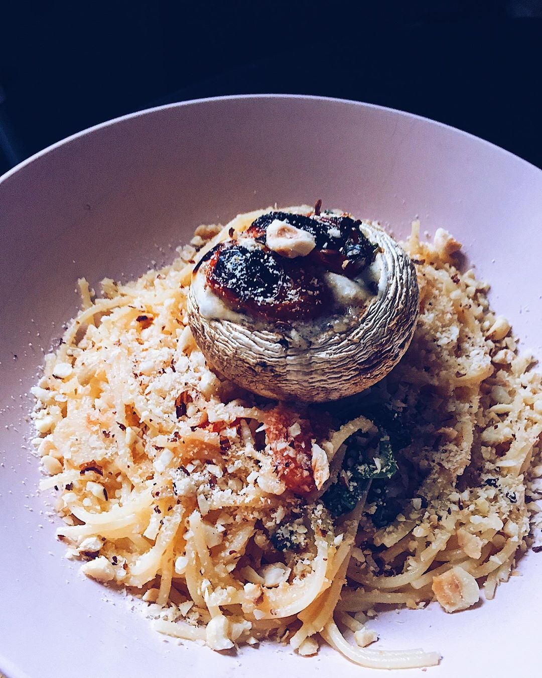 Спагетти с чесноком и фундуком и запеченным шампиньоном