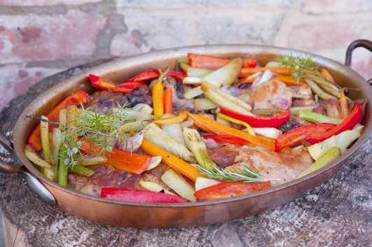 Кролик, запеченный в белом вине с овощами